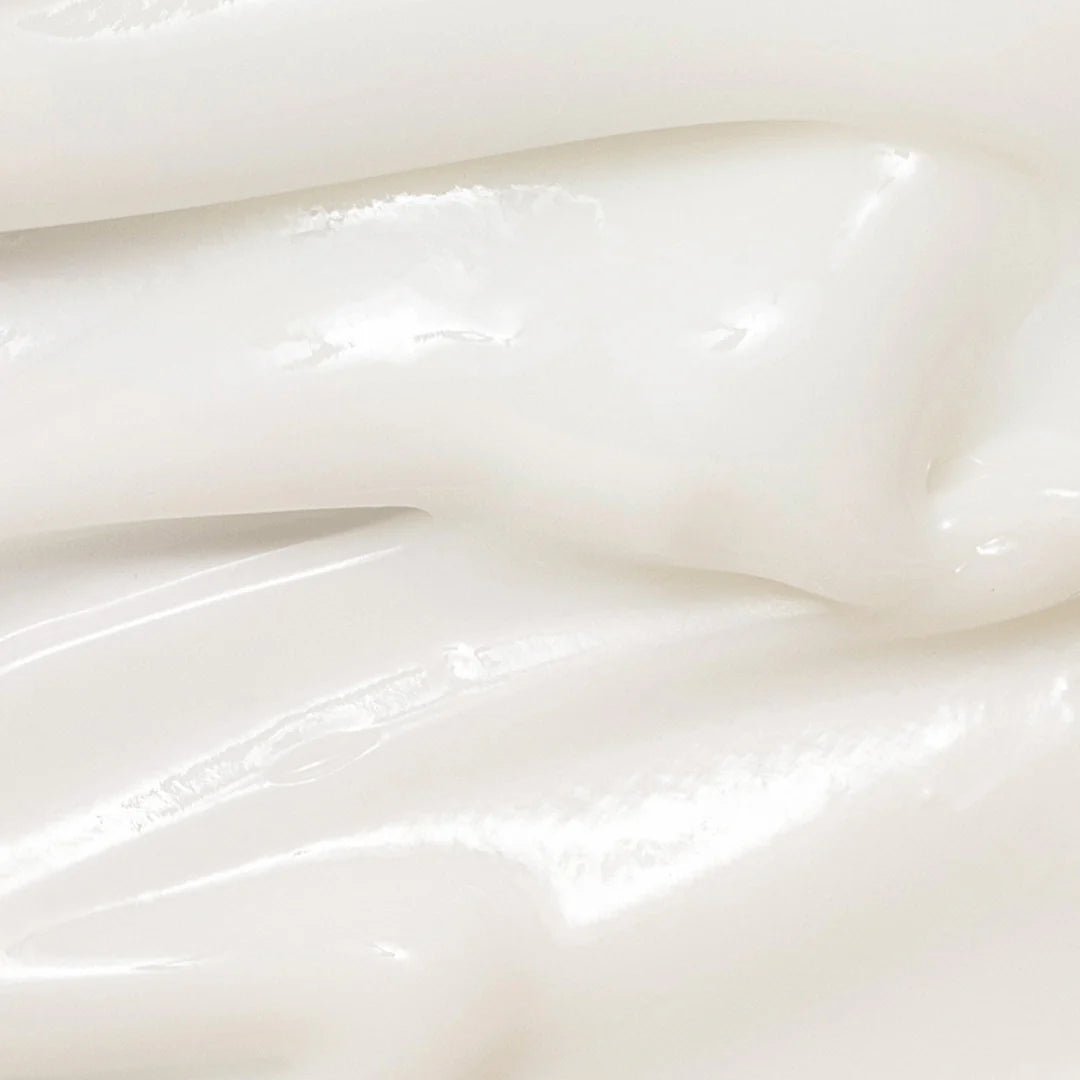 La Beauty of Joseon Dynasty Cream a une texture riche, crémeuse et soyeuse qui fond délicatement sur la peau. Malgré sa formule nourrissante, elle reste légère et non grasse, offrant une sensation de confort immédiat sans alourdir. La crème pénètre rapidement et laisse un fini lumineux et velouté, parfait pour les peaux sèches ou déshydratées, tout en offrant une hydratation longue durée. Elle offre une texture indulgente qui convient particulièrement aux peaux noires, en apportant un éclat naturel sans eff