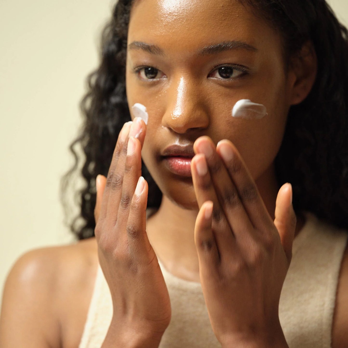 Best-seller K-Beauty, la Dynasty Cream de Beauty of Joseon sublime votre peau avec une formule inspirée des rituels de skincare coréenne. Infusée de ginseng, miel et squalane, elle offre hydratation, éclat et souplesse pour une peau lumineuse et revitalisée, adaptée à tous les types de peau, y compris les peaux noires