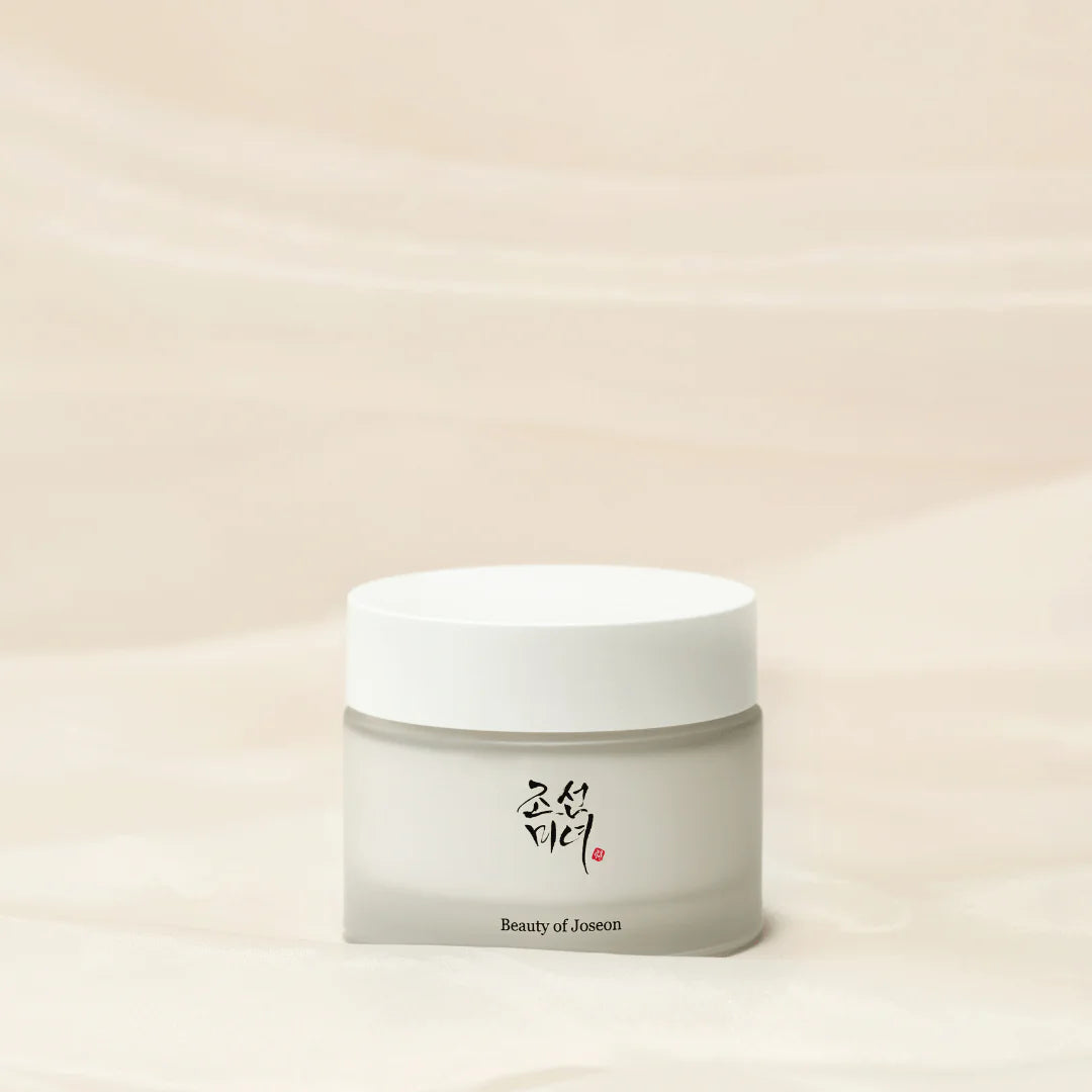 Un incontournable de la K-Beauty, Cette crème luxueuse, inspirée des secrets de la skincare coréenne, nourrit, hydrate et illumine la peau grâce au ginseng, miel et squalane pour un éclat naturel et durable.