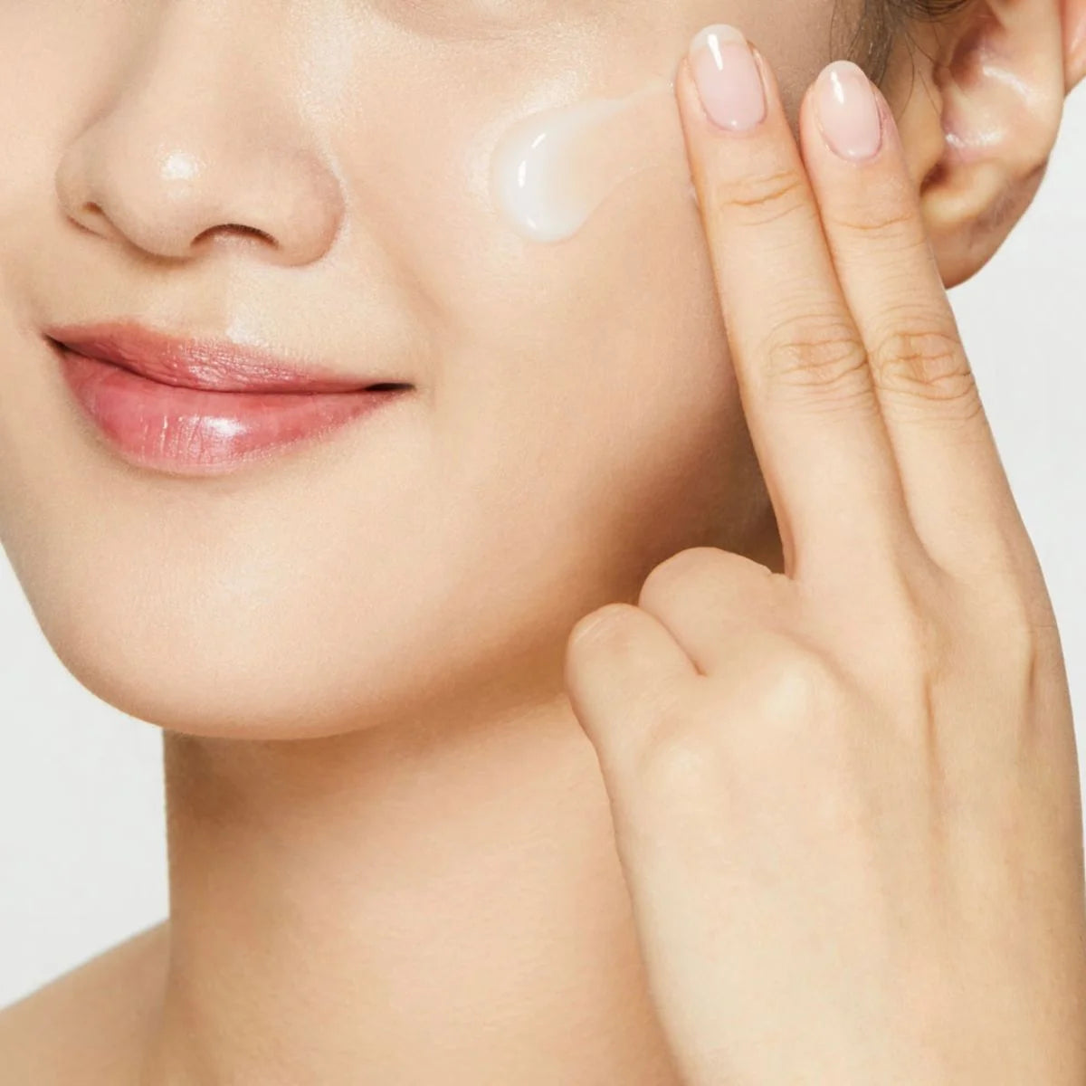 Cosrx Snail Cream convient à tous les types de peau, elle hydrate et apaise pour avoir une peau lisse, nourrie et éclatante.