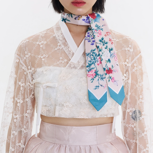 Daenggi blanc orné de motifs floraux inspirés du hwajeopdo, alliant tradition coréenne et élégance dans un accessoire raffiné et polyvalent. Cette pièce de l'art traditionnel coréen peut aussi utiliser comme petit foulard