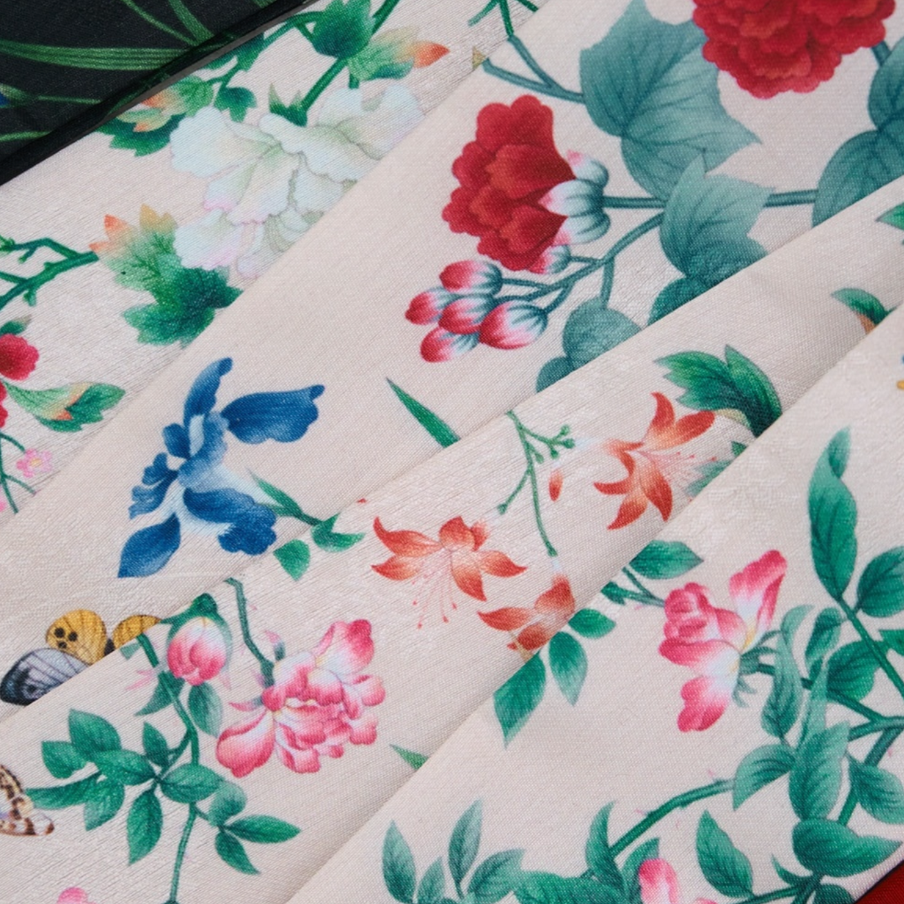 Couleur blanc cassé, motifs de fleurs et de papillons. art traditionnel coréen.