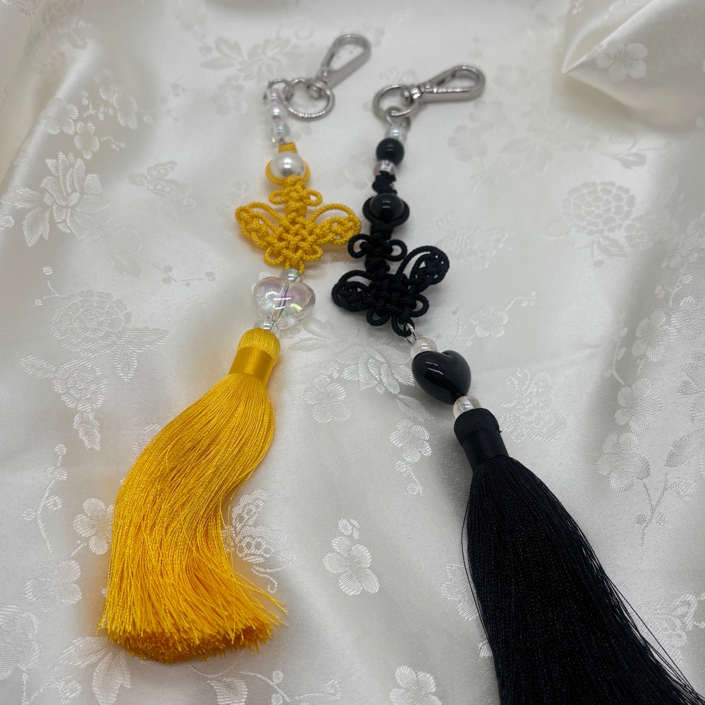 norigae jaune et noir, hanbok, bijou de sac, accessoire, charm de sac