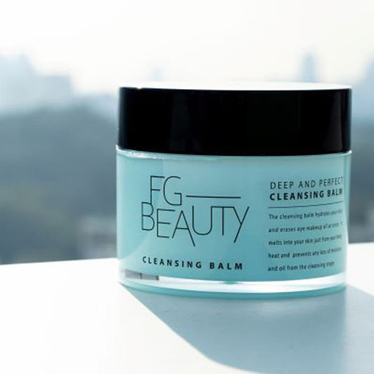 Baume nettoyant tout-en-un à base d’huiles végétales et d’extraits naturels. Dissout le maquillage et nourrit la peau sans l’assécher.