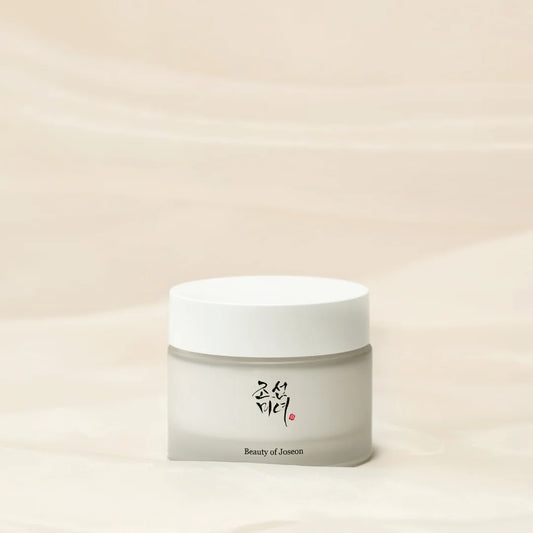 Un incontournable de la K-Beauty, Cette crème luxueuse, inspirée des secrets de la skincare coréenne, nourrit, hydrate et illumine la peau grâce au ginseng, miel et squalane pour un éclat naturel et durable.