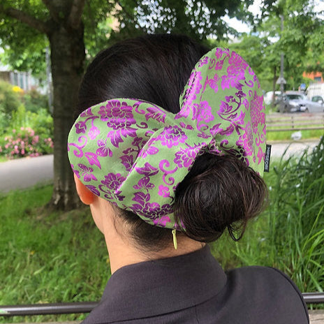 grand chouchou en forme de coeur, tissu de hanbok, tenue traditionnelle coréenne, petite fermeture où on peut mettre nos affaires comme monnaie, bagues, bonbons etc, très pratique
