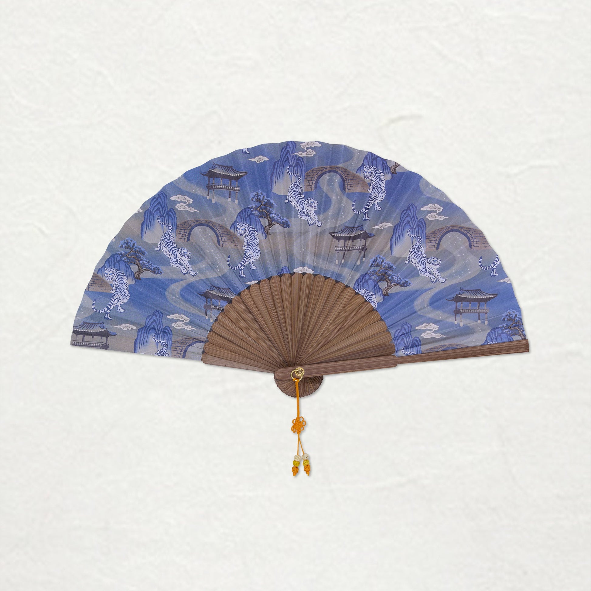 éventail coréenen papier, bleu, motif tigre et temple, design unique et kitsch
