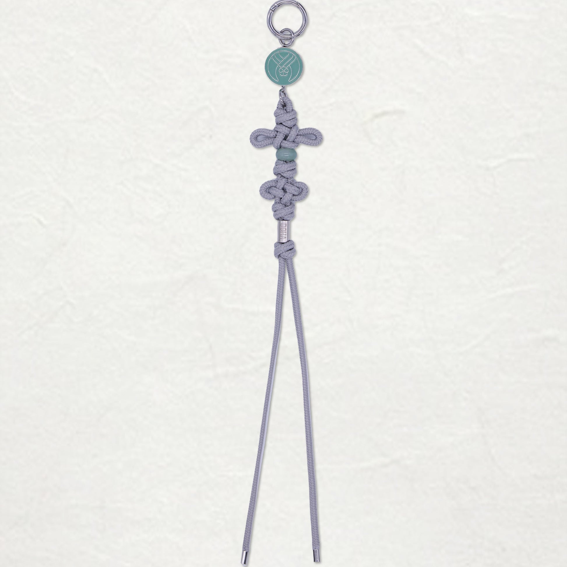 Inspiré du norigae, bijou traditionnel coréen, accessoire de hanbok, ce porte-clés associe jade et nœud fait main. grigri de sac. couleur argent et jade
