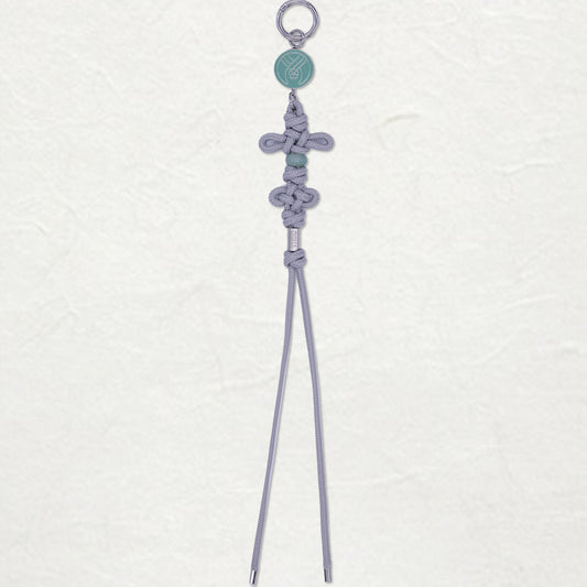 Inspiré du norigae, bijou traditionnel coréen, accessoire de hanbok, ce porte-clés associe jade et nœud fait main. grigri de sac. couleur argent et jade