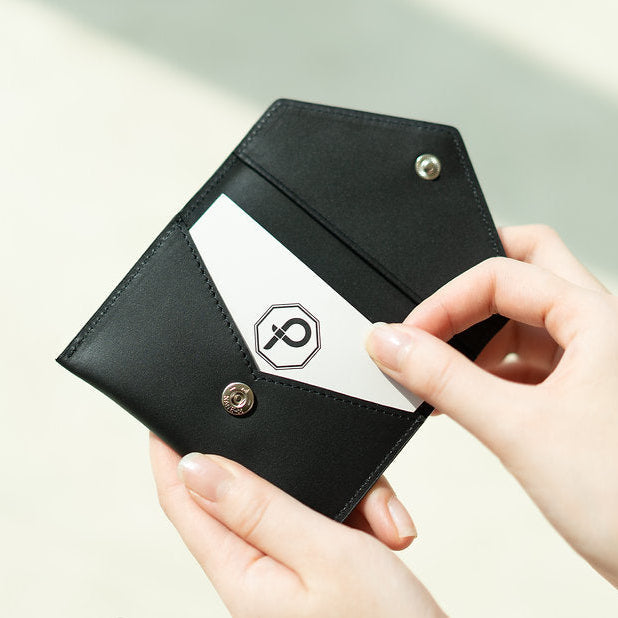 porte cartes ouvert, couleur noir, coupe en V, pratique et simple