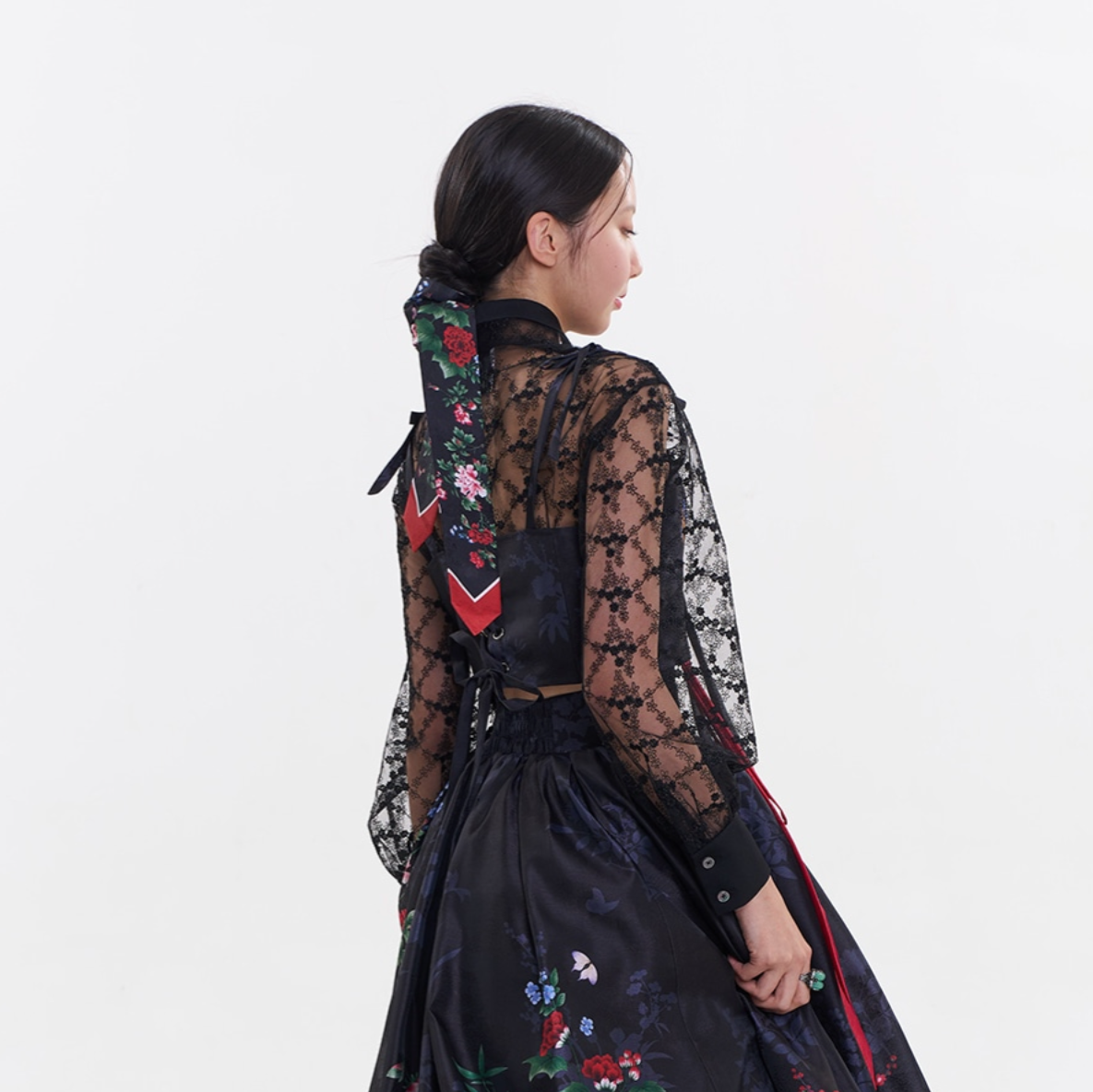 Une fille portant hanbok noir, tenue traditionnel coréen a daenggi assorti sur ses cheveux.